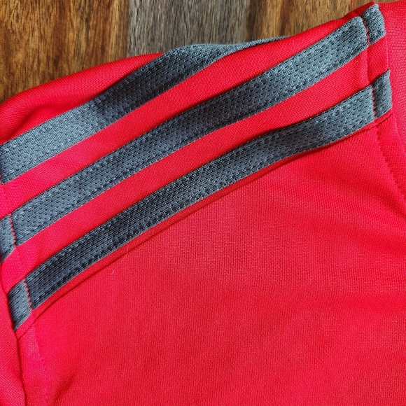 Great Looking Adidas Men's Red Short Sleeve Shirt, Large - Picture 4 of 7